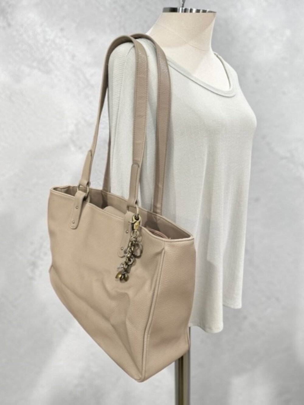 Liz Claiborne Large Taupe Faux Leather Shoulder Tote Bag Gold Charm Pebbled